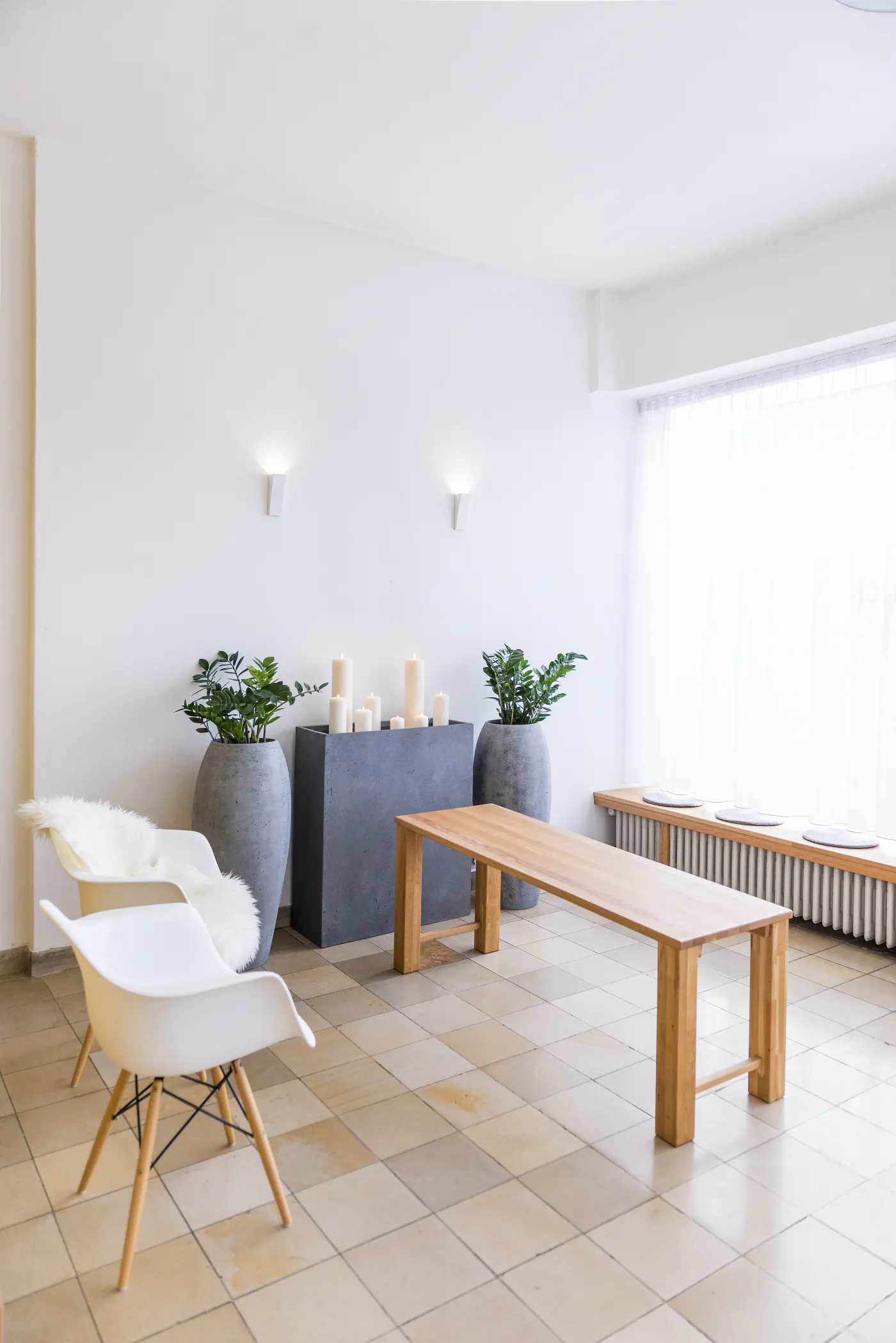 Ruhiger Abschiedsraum mit Sitzgelegenheiten und Tageslicht