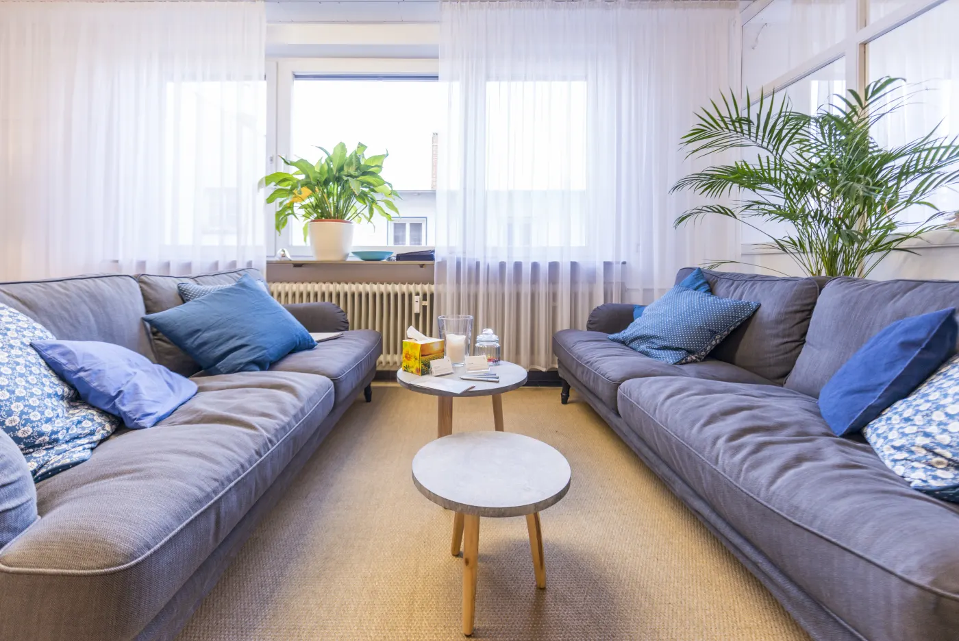 Aufenthaltsraum mit Sofas für Gespräche