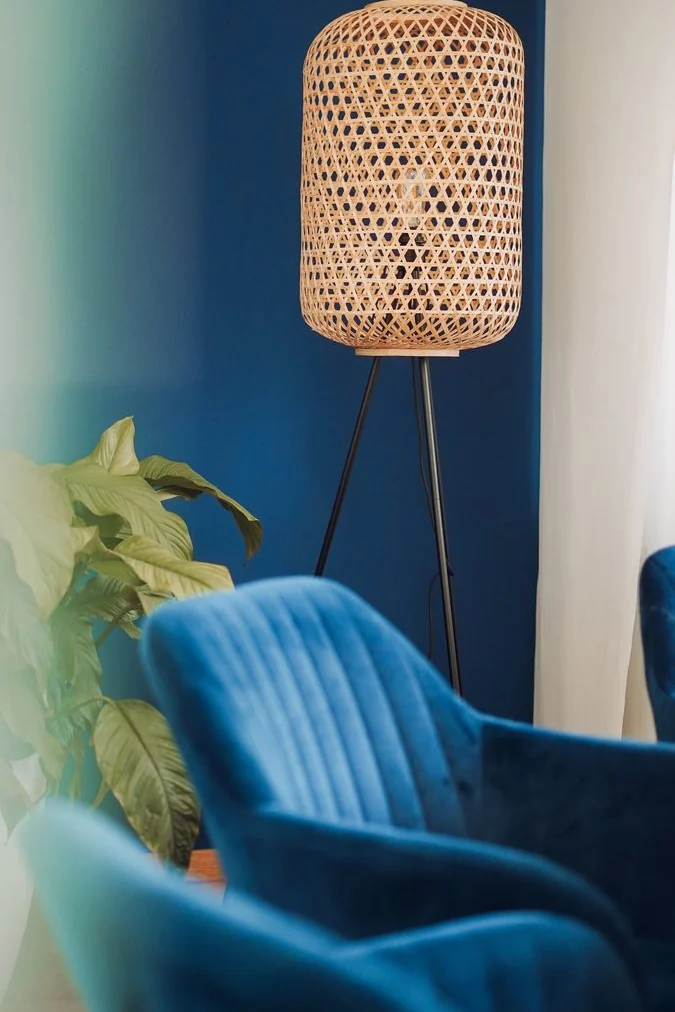 Blaue Sessel und Stehlampe in unserem Beratungsraum in Speyer