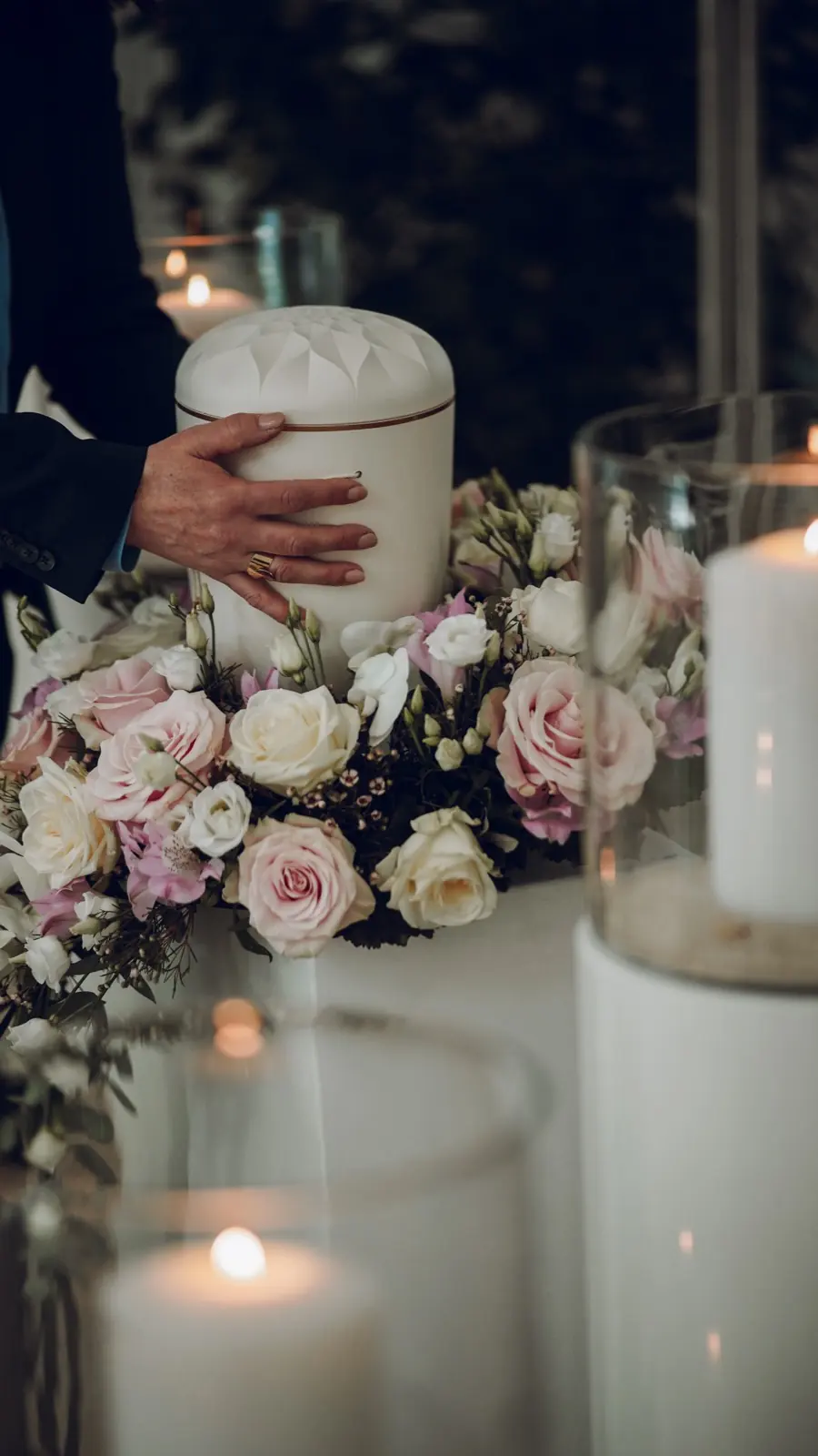 Urne mit Blumen und Kerzen