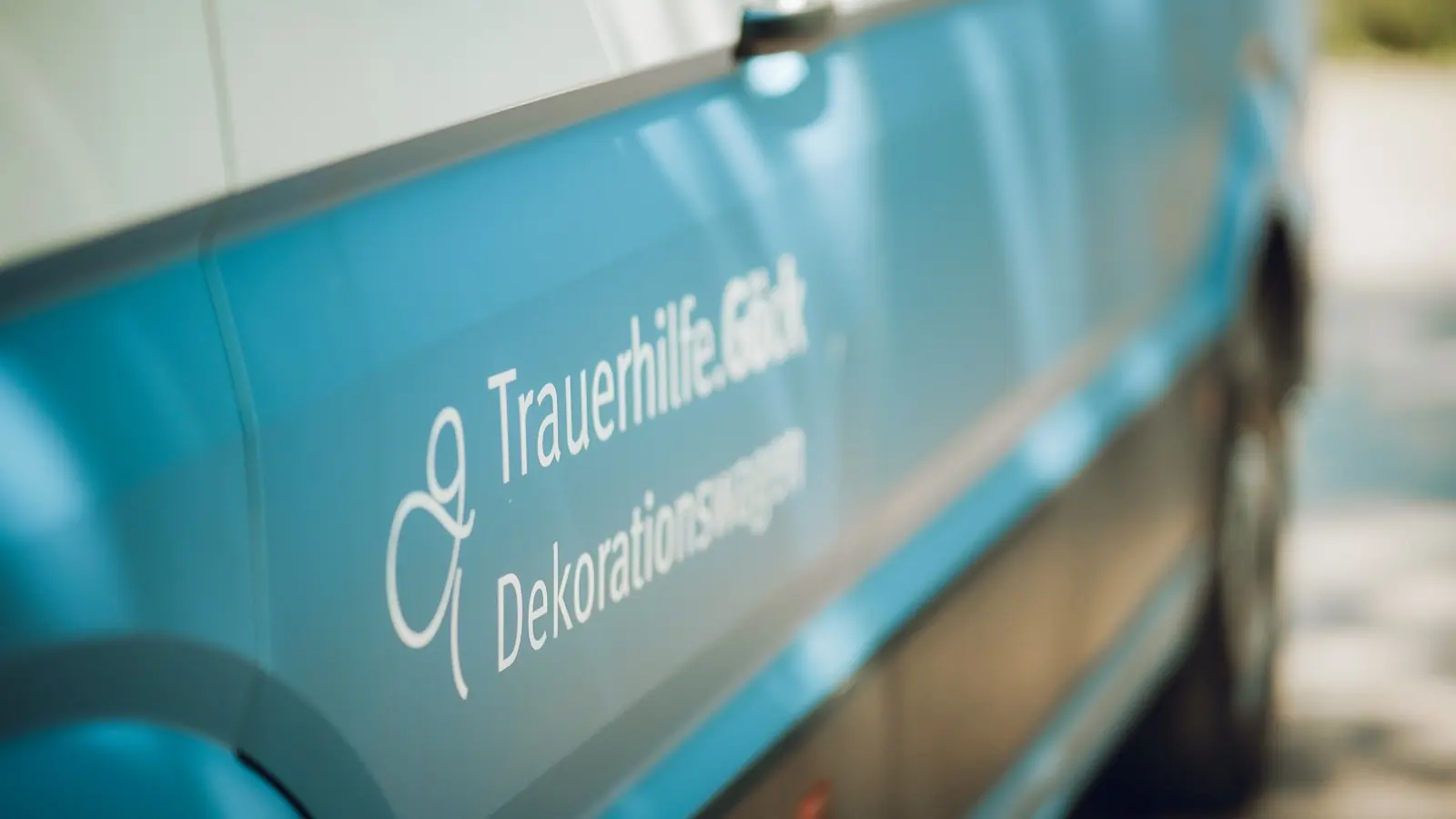 Nahaufnahme eines Fahrzeugs der Trauerhilfe Göck