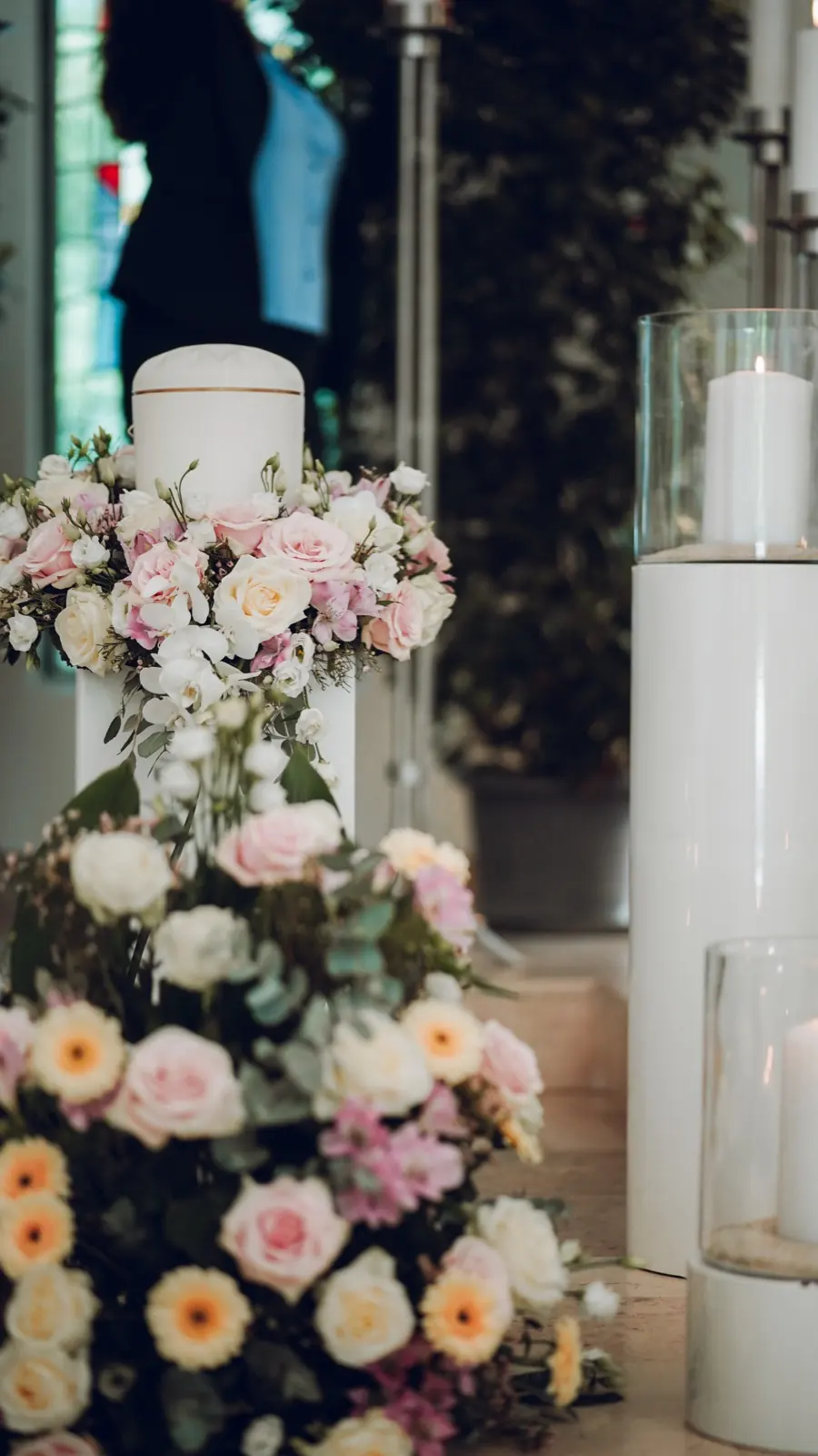 Blumenschmuck und Kerzen in der Trauerhalle